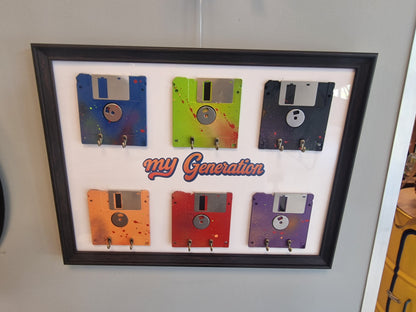 Cadre porte-clés mural en disquettes vintage – My Generation – Déco rétro années 80/90