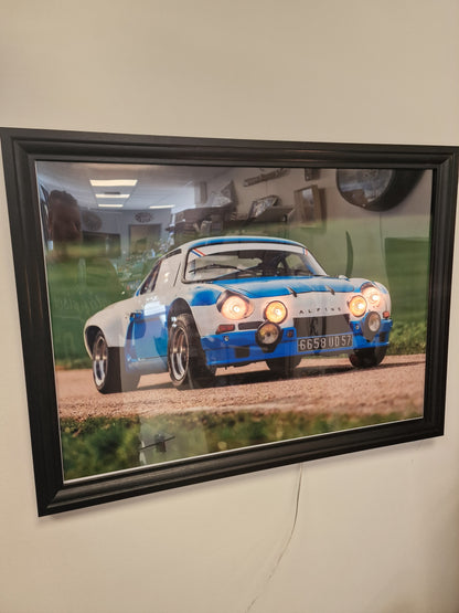 Cadre décoratif Alpine – Photographie Alpine A110 avec phares lumineux intégrés (Format 54 × 74 cm)
