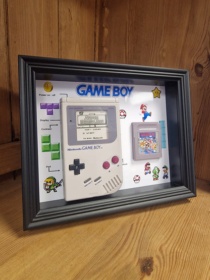 Cadre Game Boy Vintage – Console Nintendo + Jeu – Déco Rétro Gaming 20x25 cm