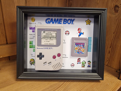 Cadre Game Boy Vintage – Console Nintendo + Jeu – Déco Rétro Gaming 20x25 cm