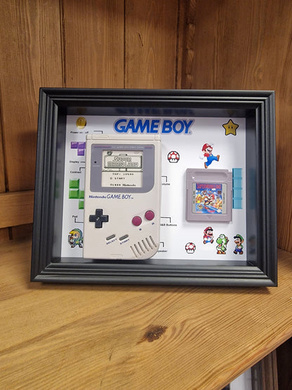 Cadre Game Boy Vintage – Console Nintendo + Jeu – Déco Rétro Gaming 20x25 cm
