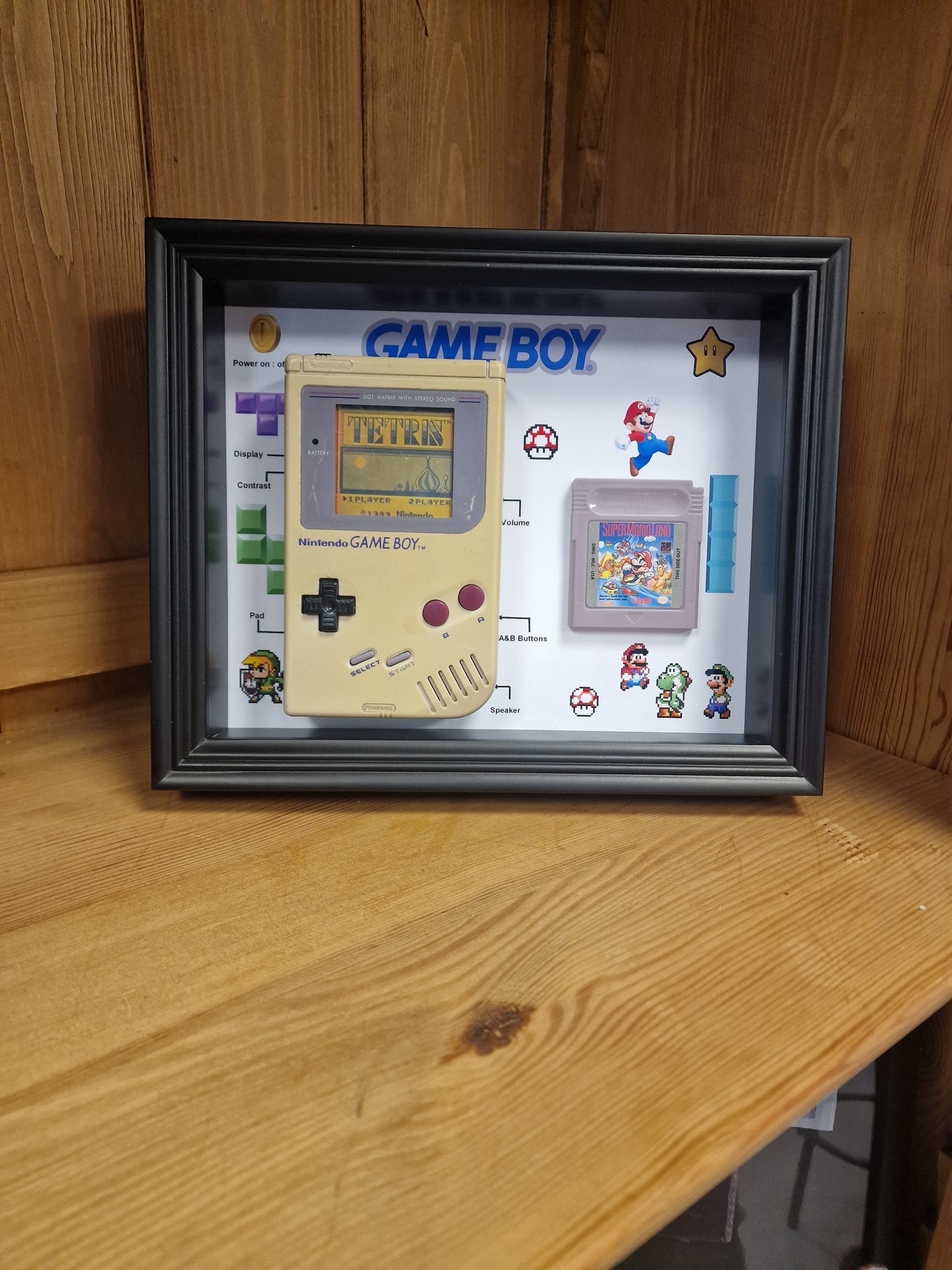 Cadre Game Boy Vintage – Console Nintendo + Jeu – Déco Rétro Gaming 20x25 cm