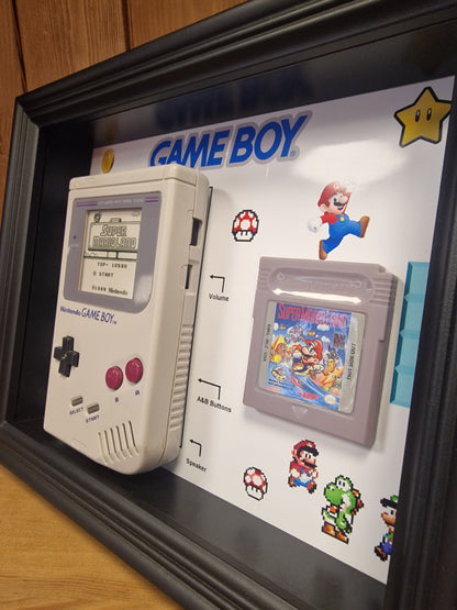Cadre Game Boy Vintage – Console Nintendo + Jeu – Déco Rétro Gaming 20x25 cm