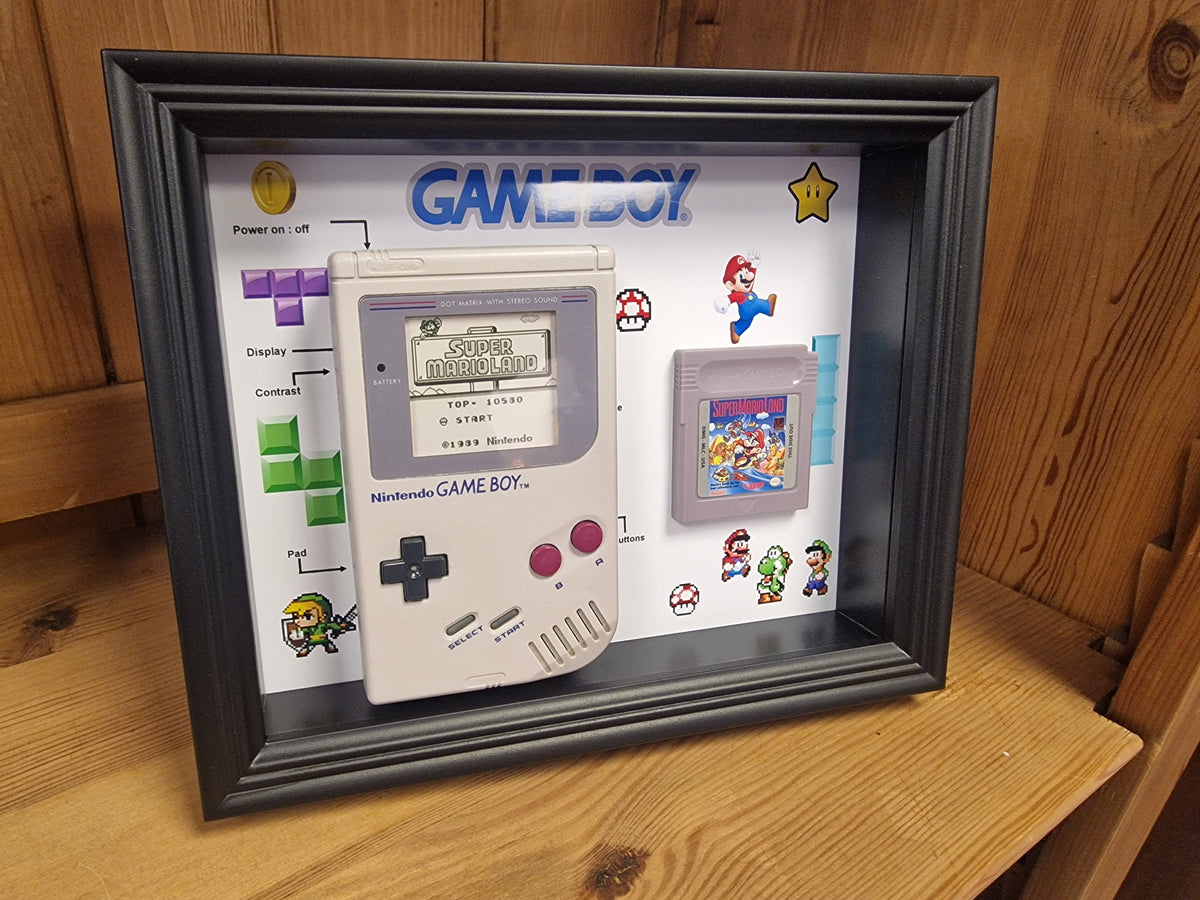 Cadre Game Boy Vintage – Console Nintendo + Jeu – Déco Rétro Gaming 20x25 cm