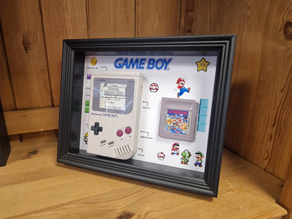 Cadre Game Boy Vintage – Console Nintendo + Jeu – Déco Rétro Gaming 20x25 cm