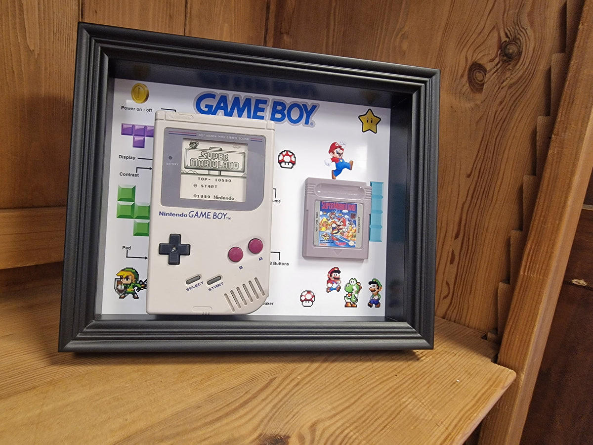 Cadre Game Boy Vintage – Console Nintendo + Jeu – Déco Rétro Gaming 20x25 cm