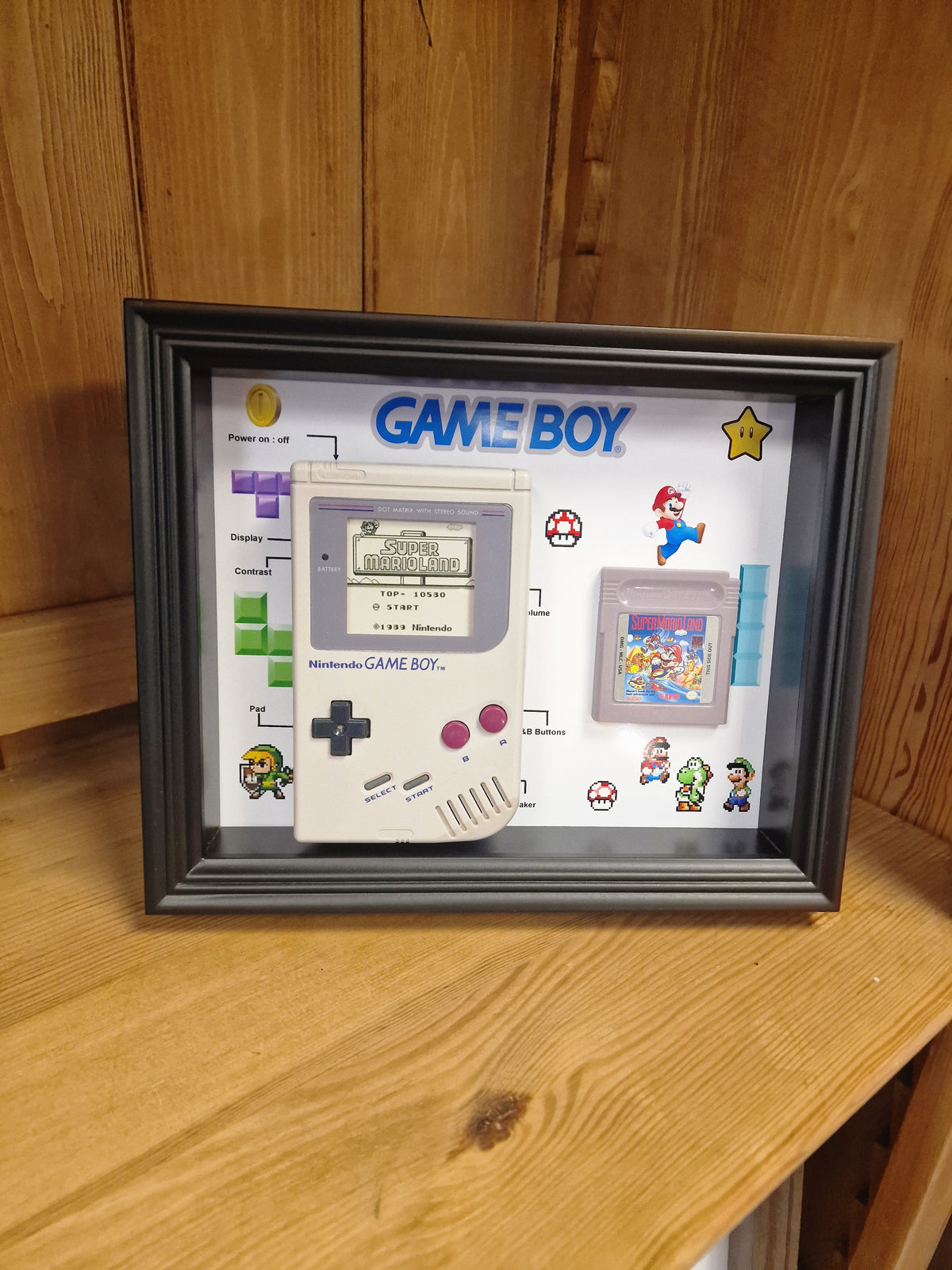 Cadre Game Boy Vintage – Console Nintendo + Jeu – Déco Rétro Gaming 20x25 cm