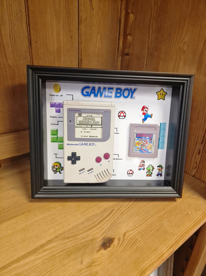 Cadre Game Boy Vintage – Console Nintendo + Jeu – Déco Rétro Gaming 20x25 cm