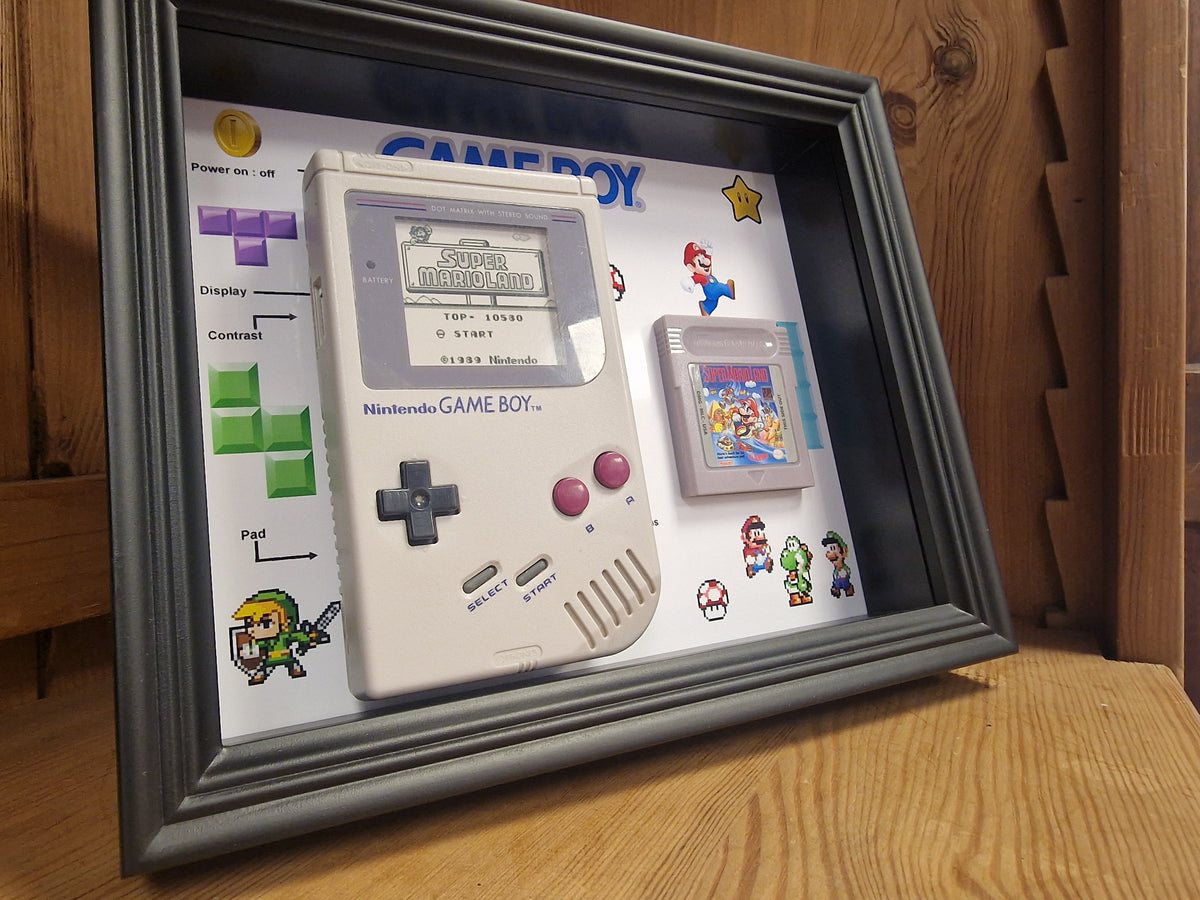 Cadre Game Boy Vintage – Console Nintendo + Jeu – Déco Rétro Gaming 20x25 cm