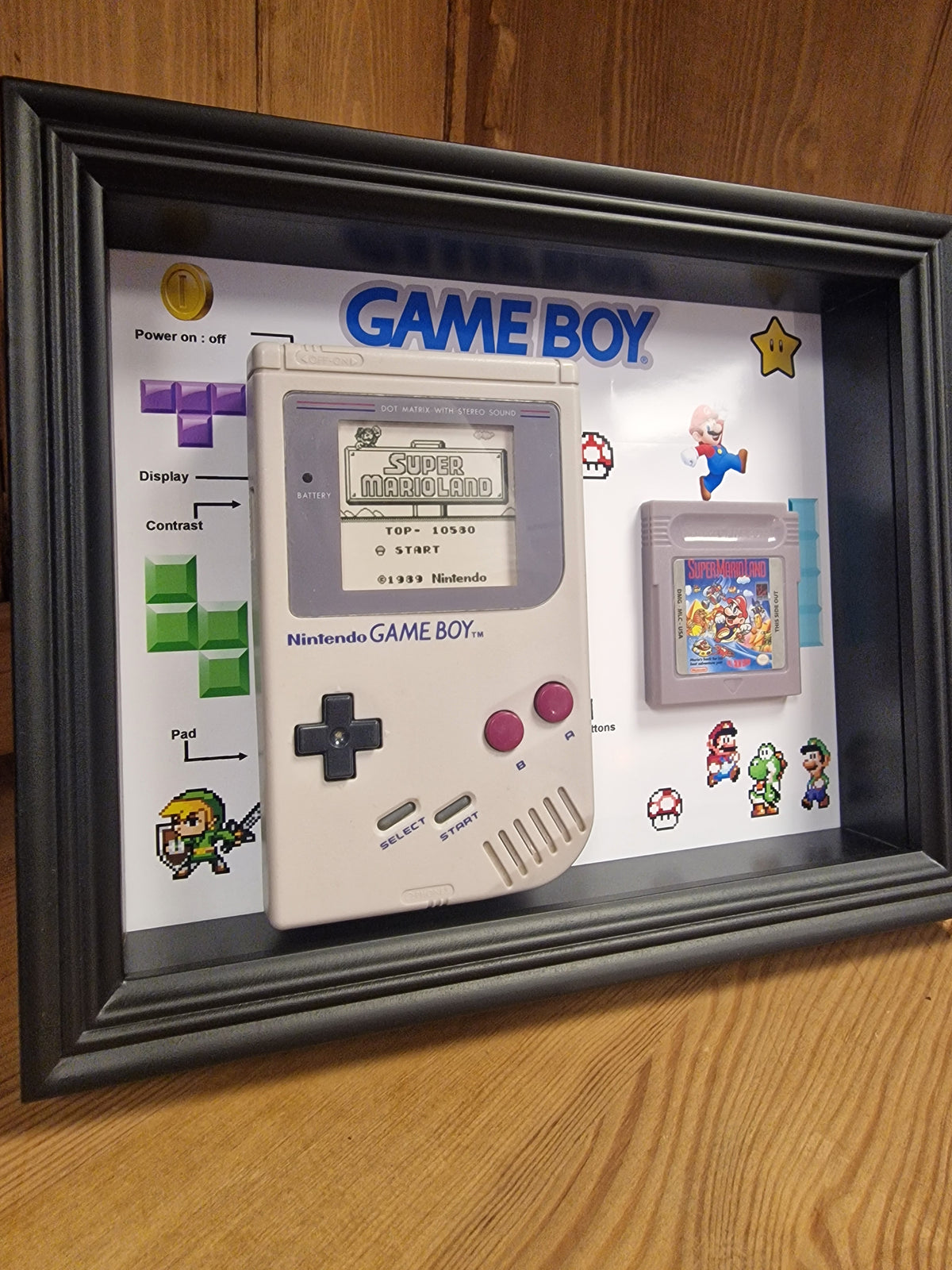 Cadre Game Boy Vintage – Console Nintendo + Jeu – Déco Rétro Gaming 20x25 cm