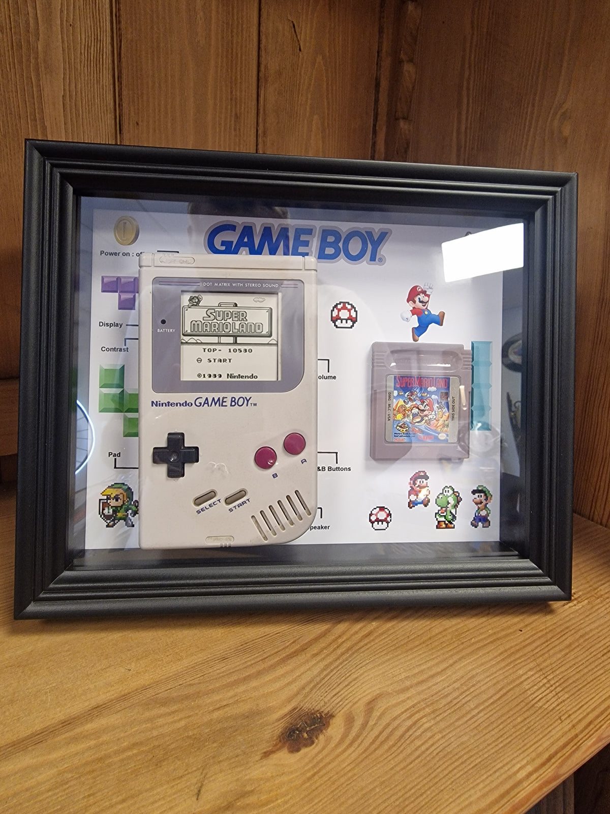 Cadre Game Boy Vintage – Console Nintendo + Jeu – Déco Rétro Gaming 20x25 cm