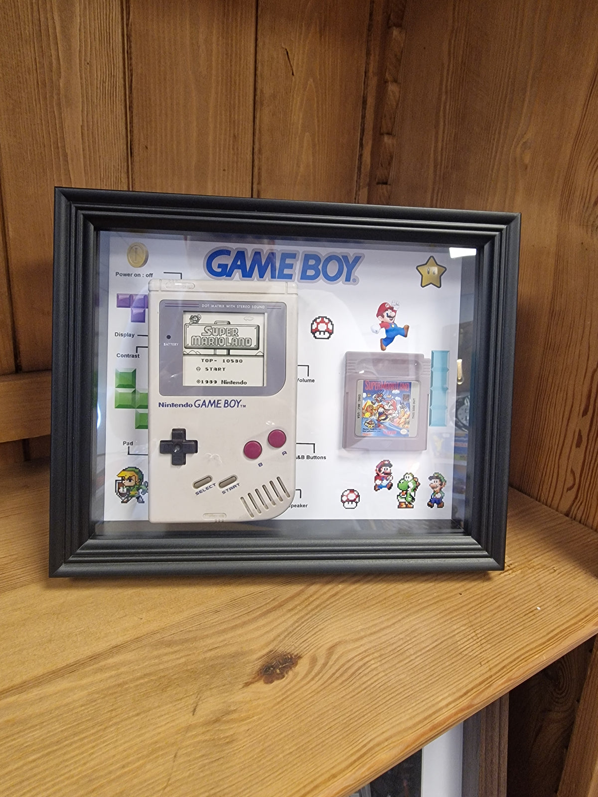 Cadre Game Boy Vintage – Console Nintendo + Jeu – Déco Rétro Gaming 20x25 cm