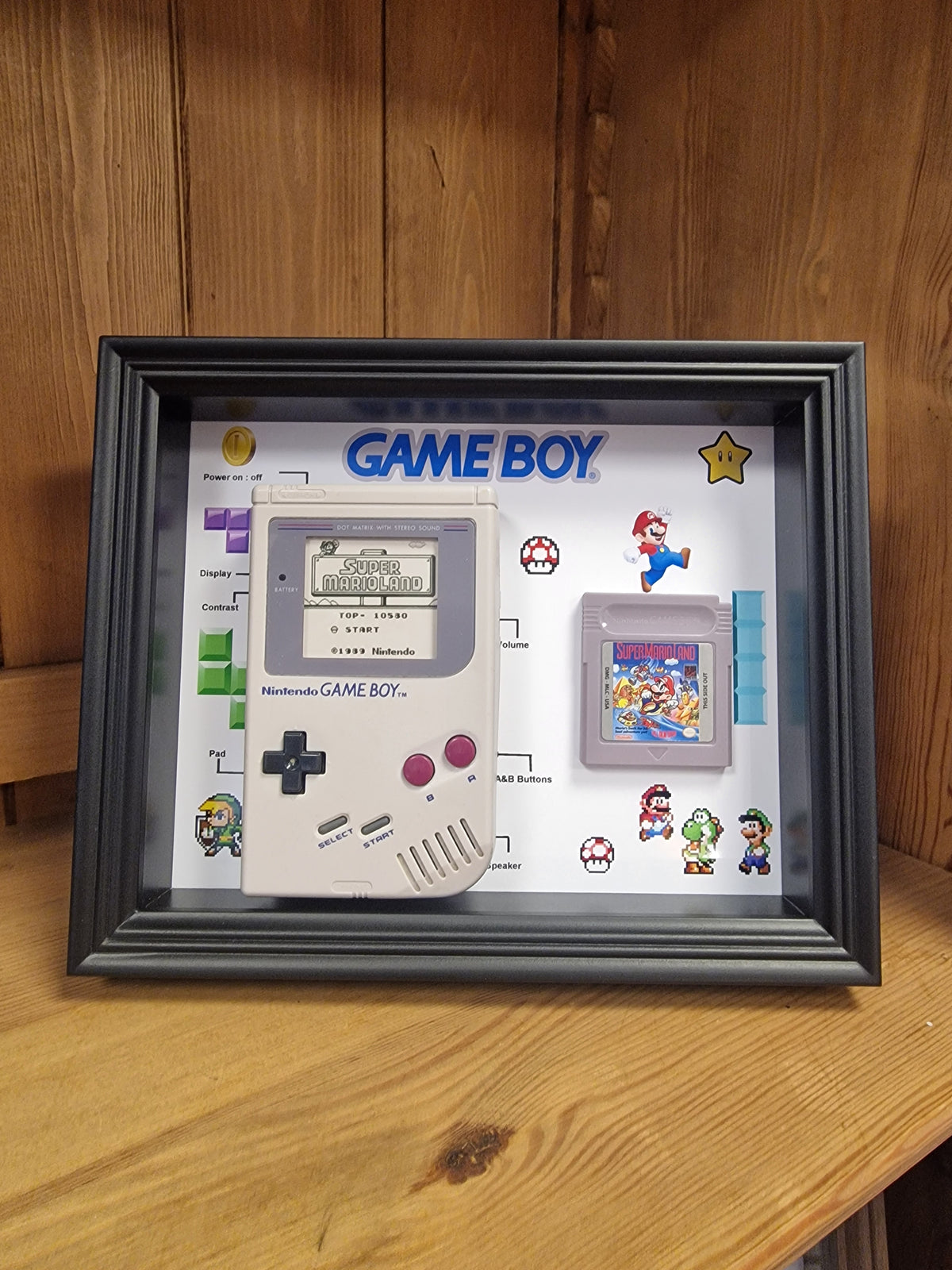 Cadre Game Boy Vintage – Console Nintendo + Jeu – Déco Rétro Gaming 20x25 cm