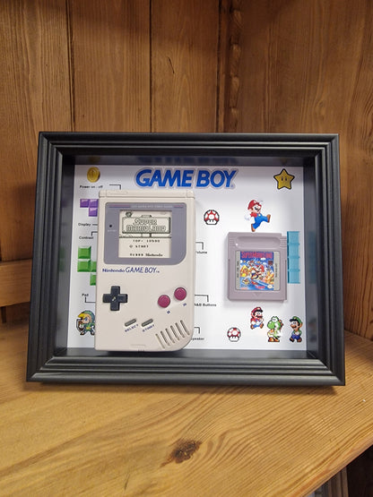 Cadre Game Boy Vintage – Console Nintendo + Jeu – Déco Rétro Gaming 20x25 cm