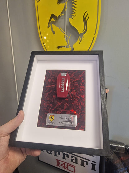 Cadre clé Ferrari A4 – Clé Ferrari Rouge | Décoration Murale Automobile de Collection