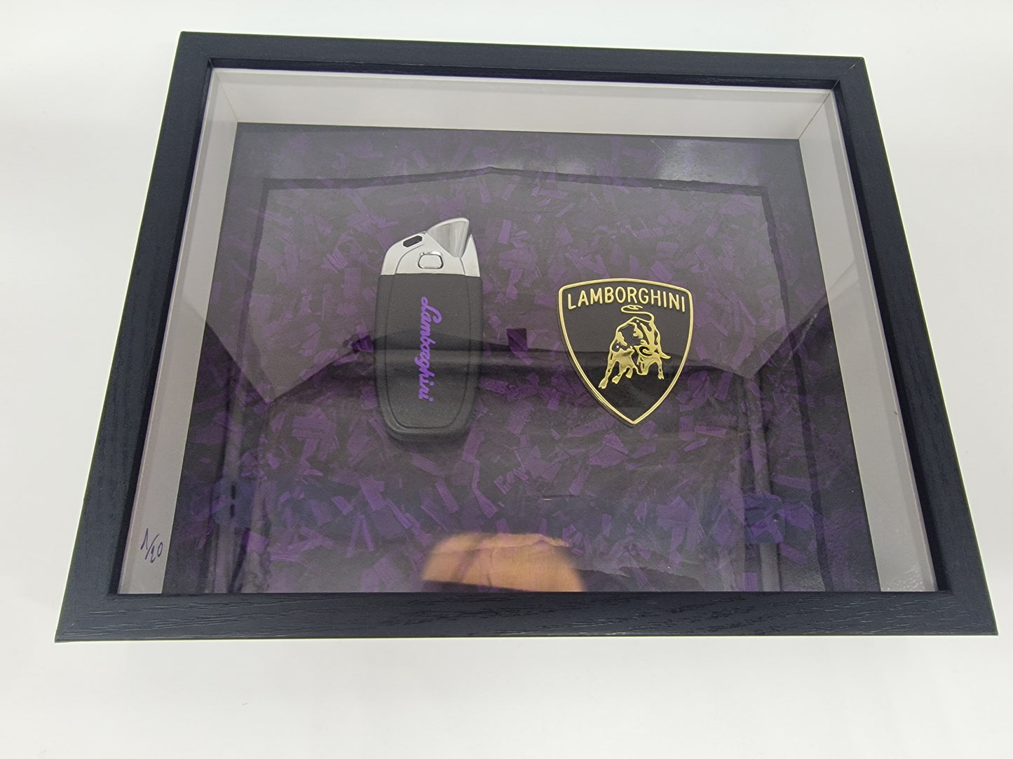 Cadre décoratif clé Lamborghini EDITION limité – Effet carbone forgé violet (20 × 25 cm)