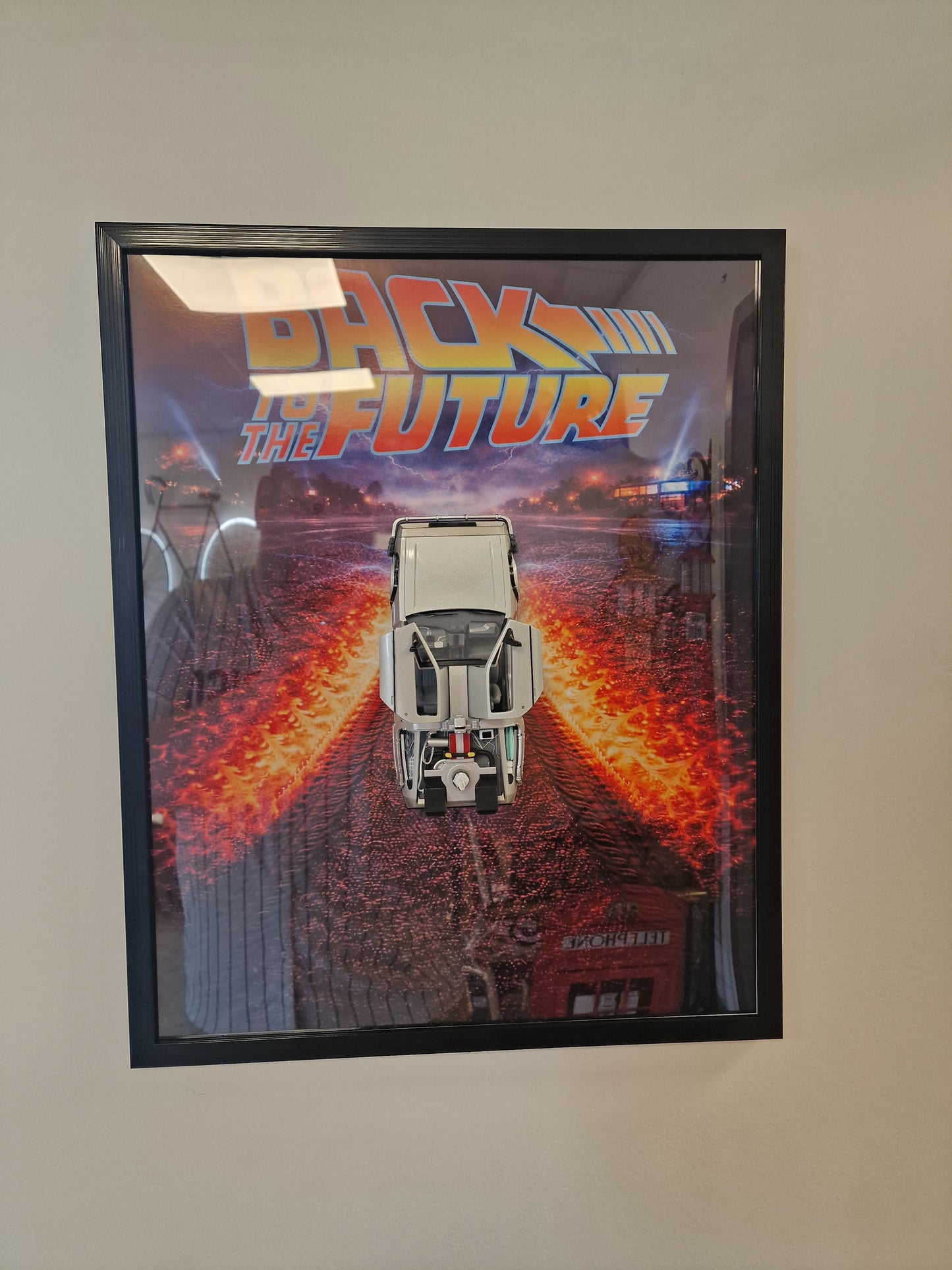 Cadre Back to the Future DeLorean – Tableau Retour vers le Futur 40x50 – Décoration cinéma geek – Voiture DeLorean
