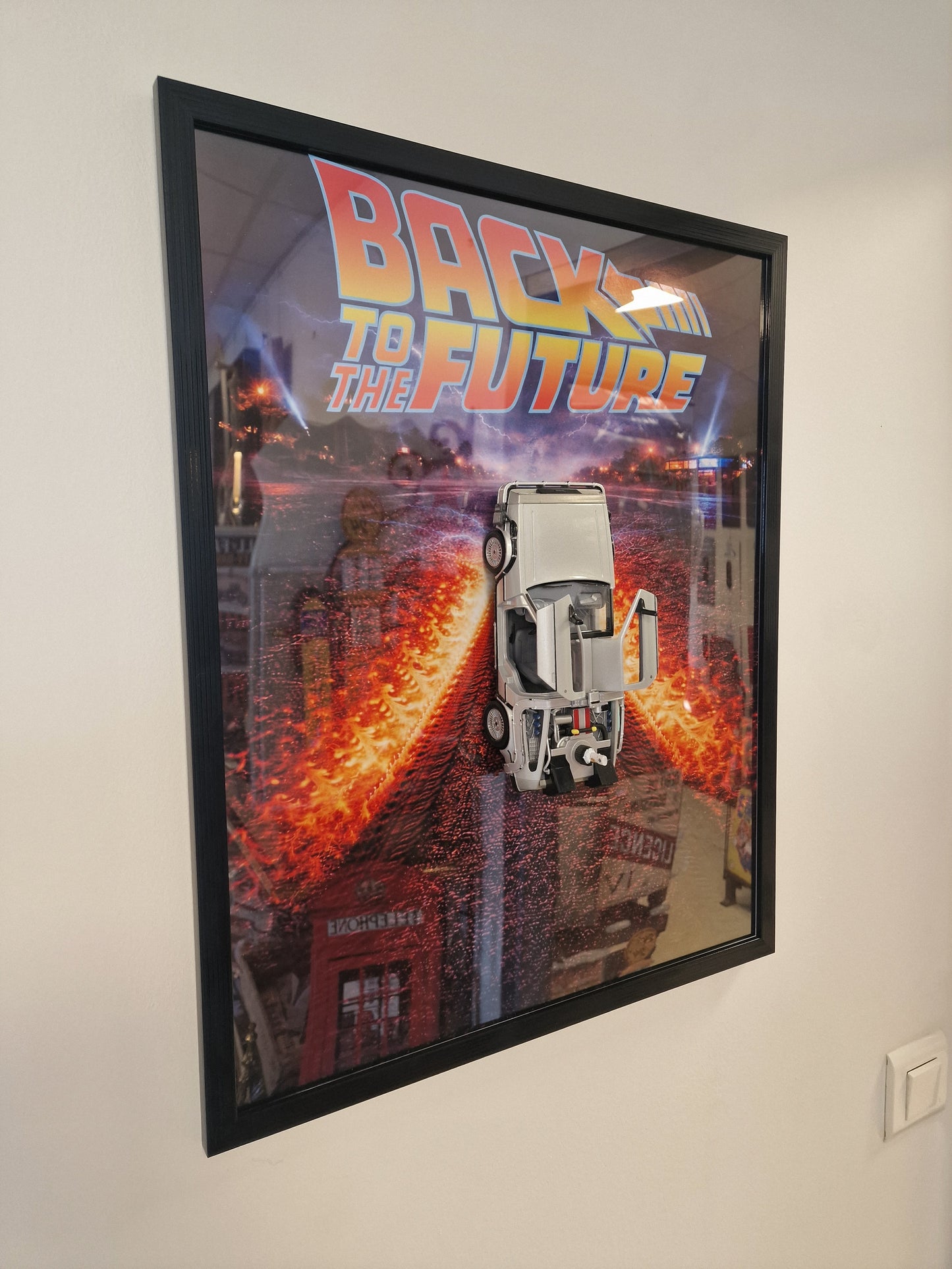 Cadre Back to the Future DeLorean – Tableau Retour vers le Futur 40x50 – Décoration cinéma geek – Voiture DeLorean