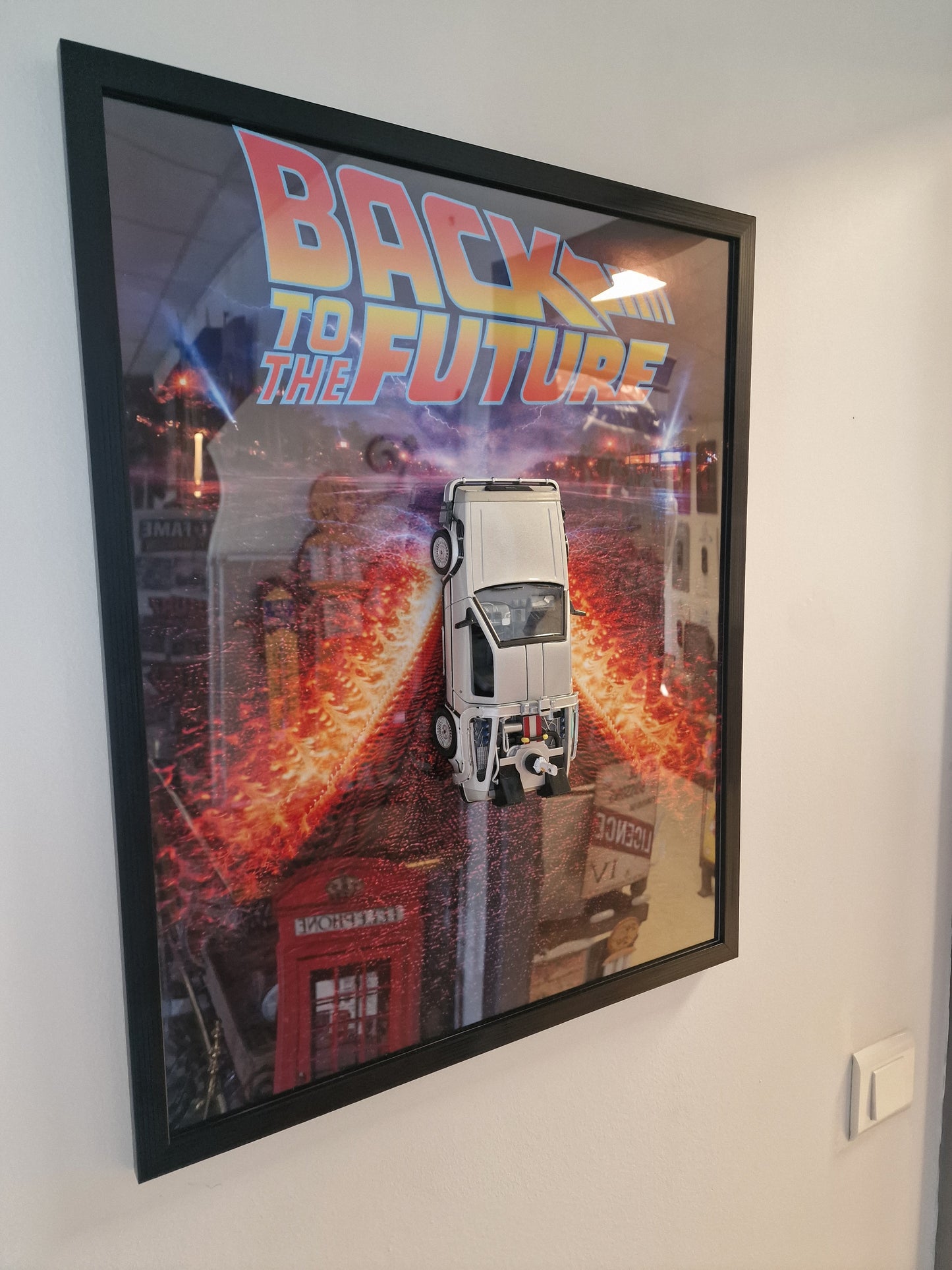 Cadre Back to the Future DeLorean – Tableau Retour vers le Futur 40x50 – Décoration cinéma geek – Voiture DeLorean