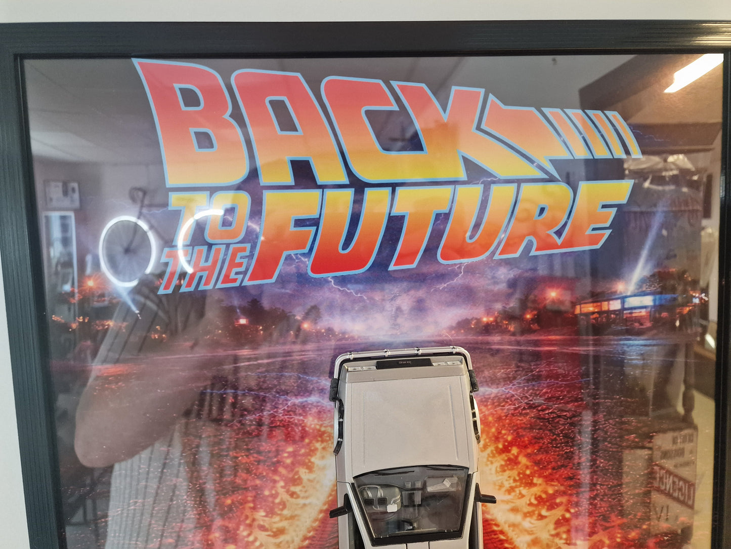 Cadre Back to the Future DeLorean – Tableau Retour vers le Futur 40x50 – Décoration cinéma geek – Voiture DeLorean
