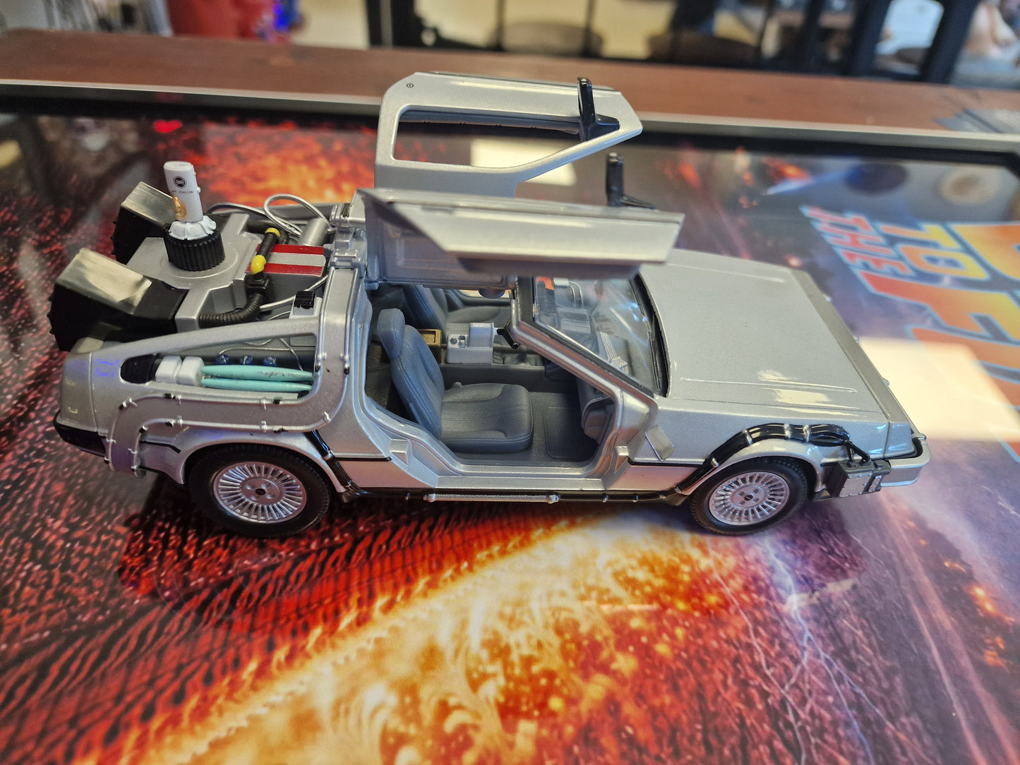 Cadre Back to the Future DeLorean – Tableau Retour vers le Futur 40x50 – Décoration cinéma geek – Voiture DeLorean