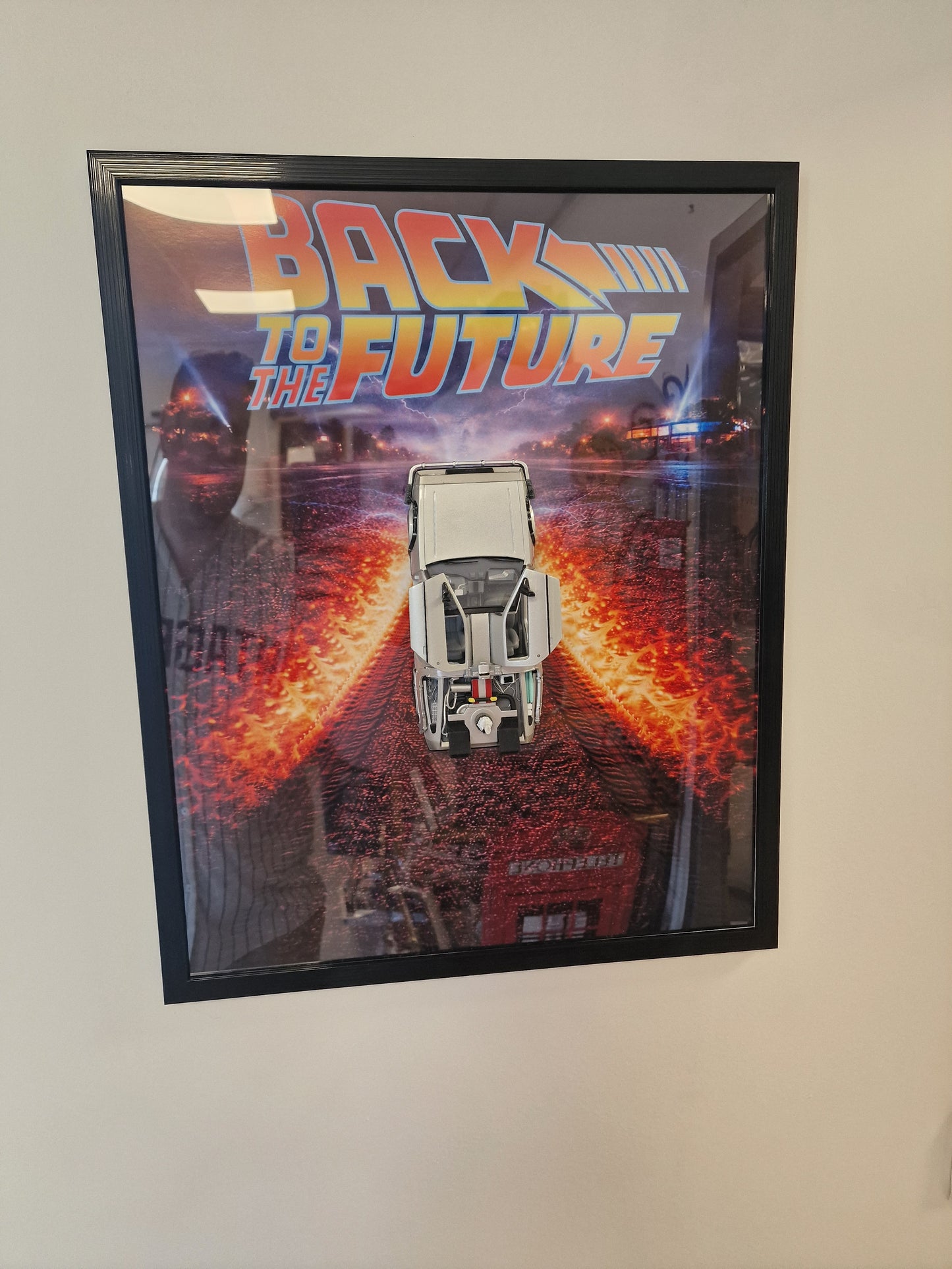 Cadre Back to the Future DeLorean – Tableau Retour vers le Futur 40x50 – Décoration cinéma geek – Voiture DeLorean