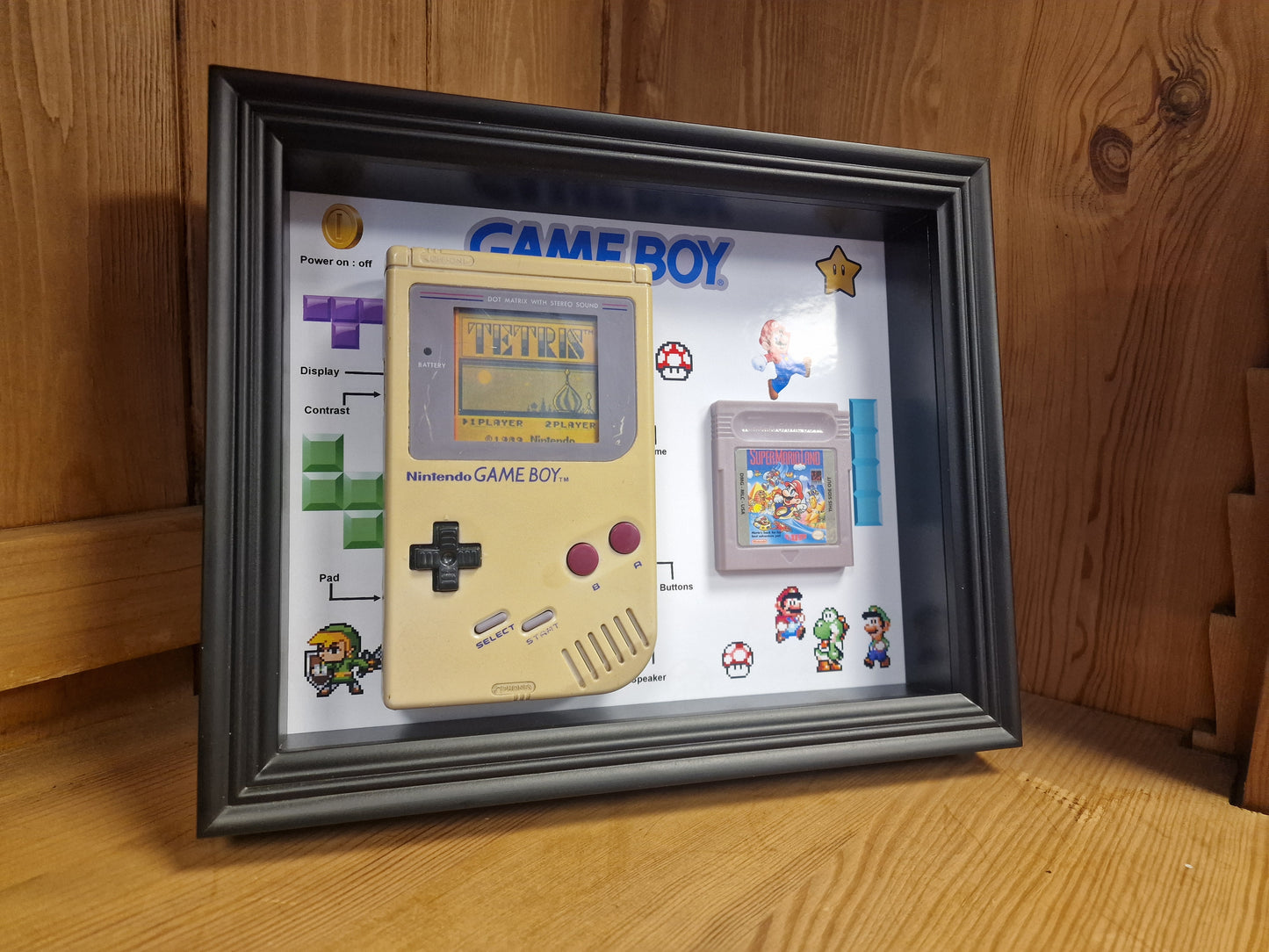Cadre Game Boy Vintage – Console Nintendo + Jeu – Déco Rétro Gaming 20x25 cm