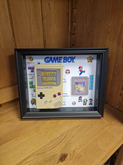 Cadre Game Boy Vintage – Console Nintendo + Jeu – Déco Rétro Gaming 20x25 cm
