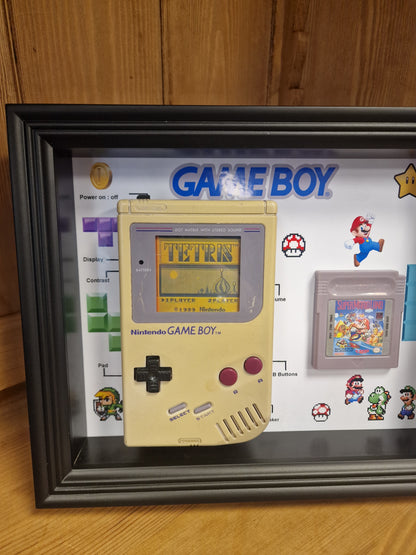 Cadre Game Boy Vintage – Console Nintendo + Jeu – Déco Rétro Gaming 20x25 cm