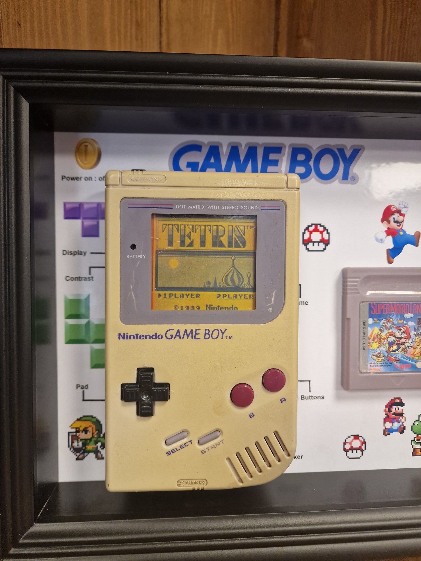 Cadre Game Boy Vintage – Console Nintendo + Jeu – Déco Rétro Gaming 20x25 cm