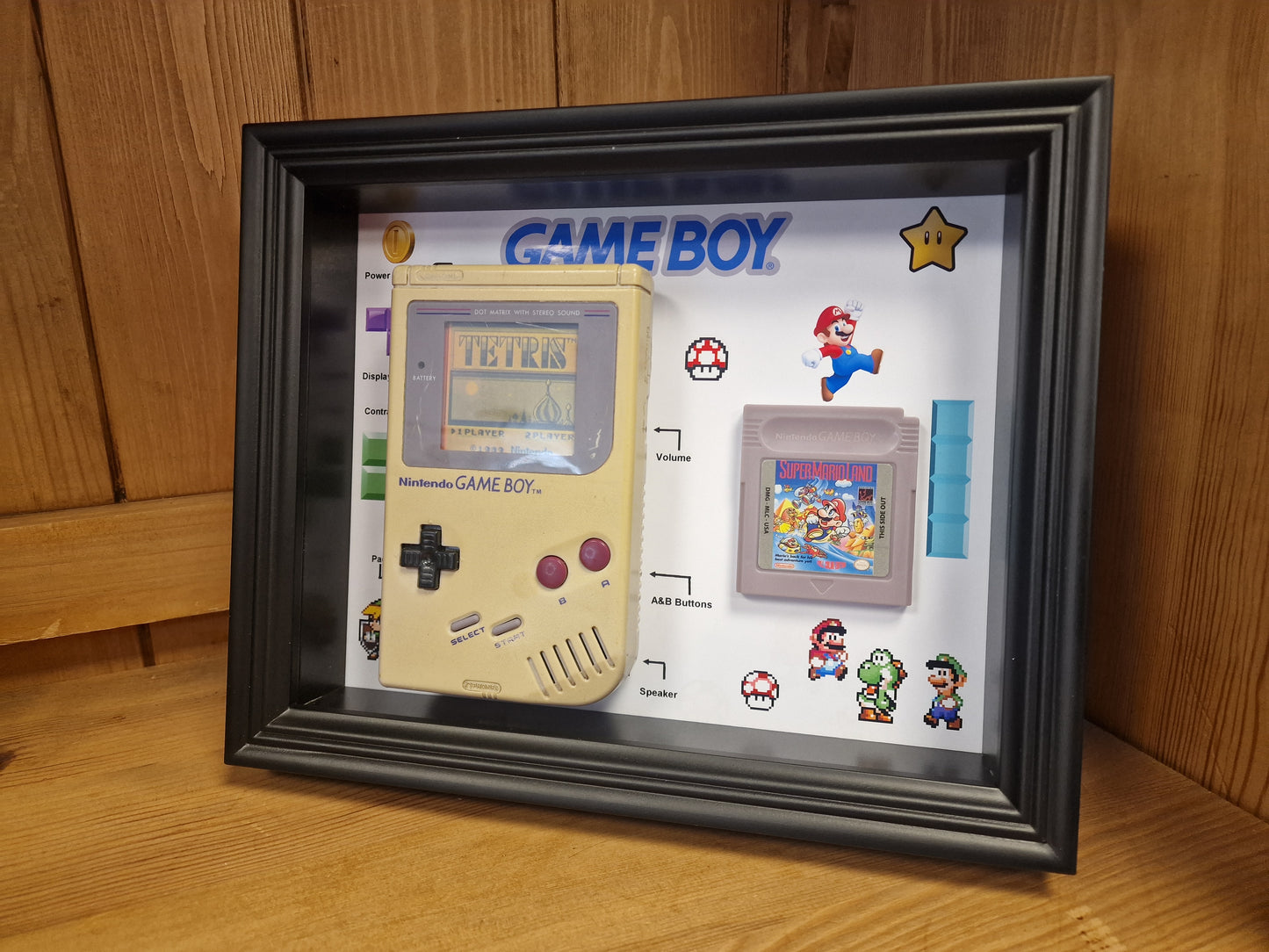Cadre Game Boy Vintage – Console Nintendo + Jeu – Déco Rétro Gaming 20x25 cm