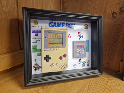 Cadre Game Boy Vintage – Console Nintendo + Jeu – Déco Rétro Gaming 20x25 cm