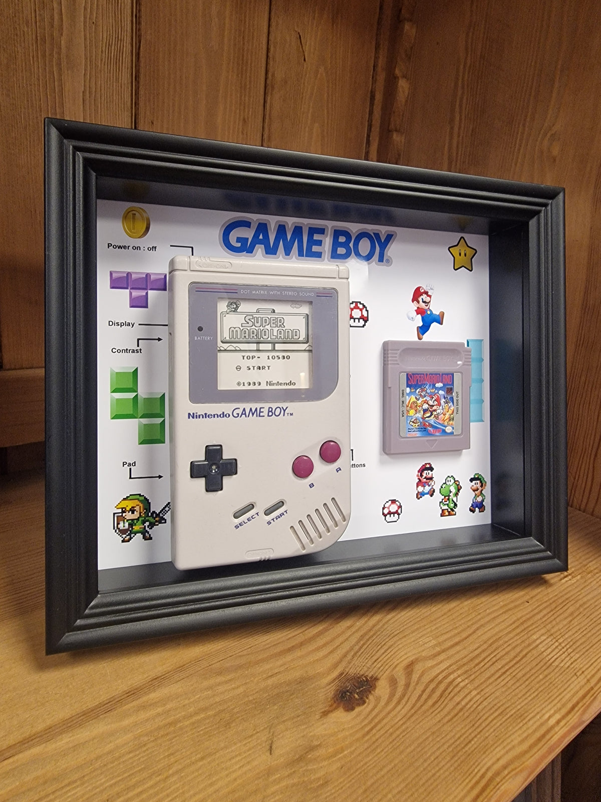 Cadre Game Boy Vintage – Console Nintendo + Jeu – Déco Rétro Gaming 20x25 cm