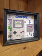 Cadre Game Boy Vintage – Console Nintendo + Jeu – Déco Rétro Gaming 20x25 cm