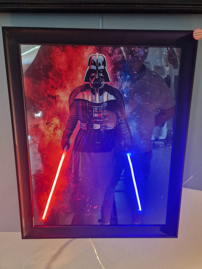 Cadre Lumineux Dark Vador™ 40x50 cm – Sabres LED Rouge & Bleu – Décoration Murale Inspirée Star Wars
