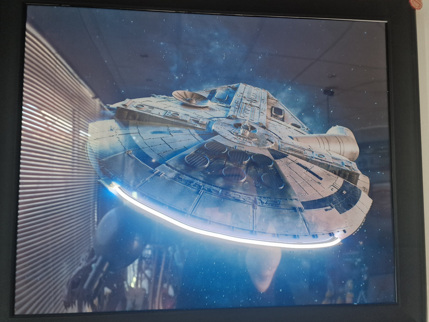 Cadre Lumineux Faucon Millenium 40x50 cm – Propulseurs LED – Décoration Murale Inspirée Star Wars