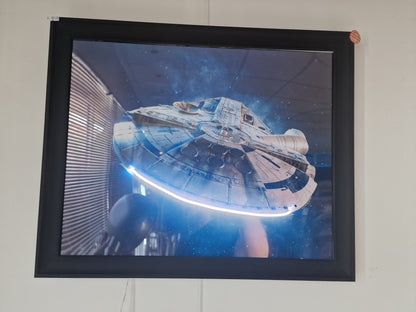 Cadre Lumineux Faucon Millenium 40x50 cm – Propulseurs LED – Décoration Murale Inspirée Star Wars