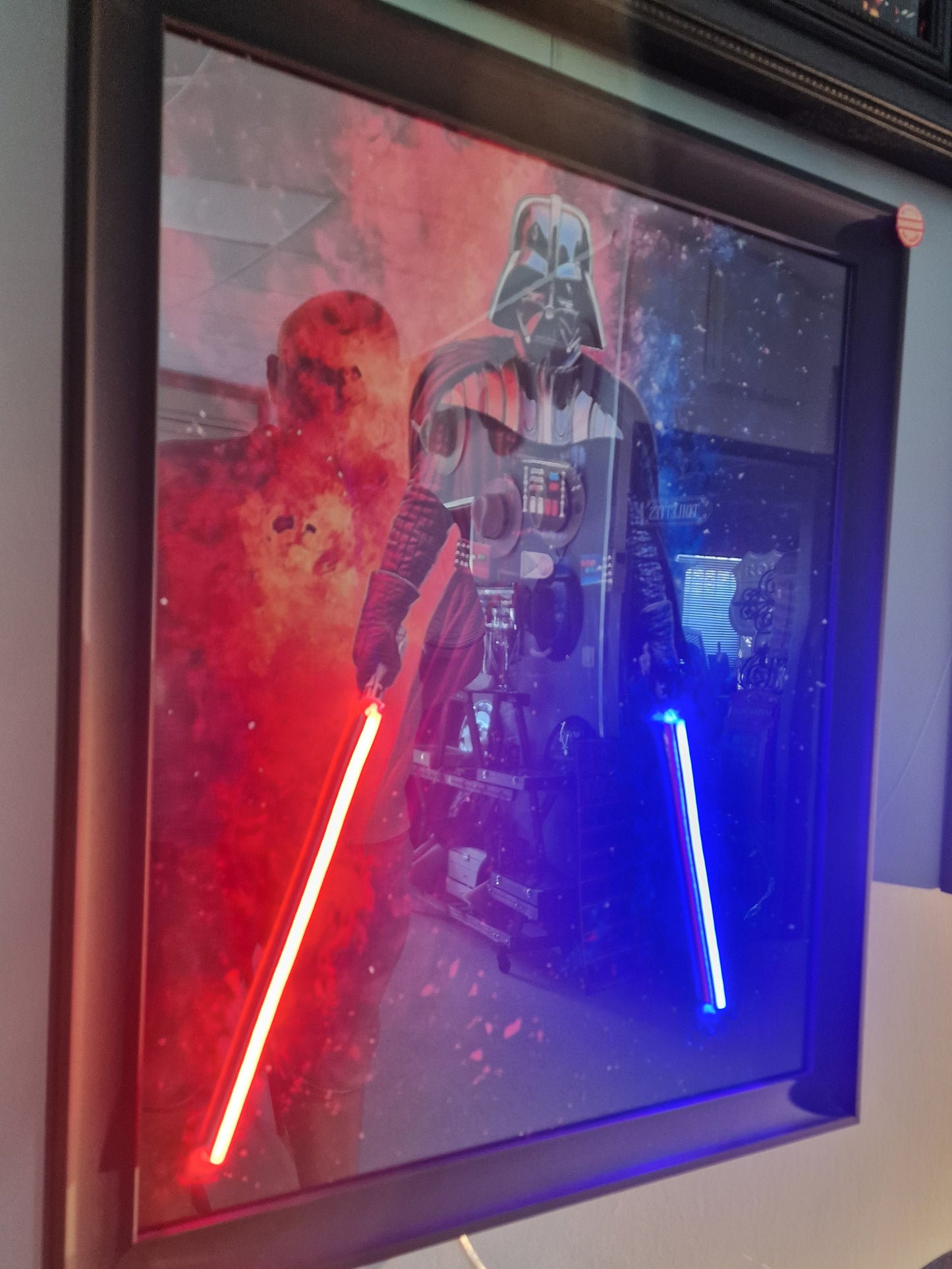 Cadre Lumineux Dark Vador™ 40x50 cm – Sabres LED Rouge & Bleu – Décoration Murale Inspirée Star Wars