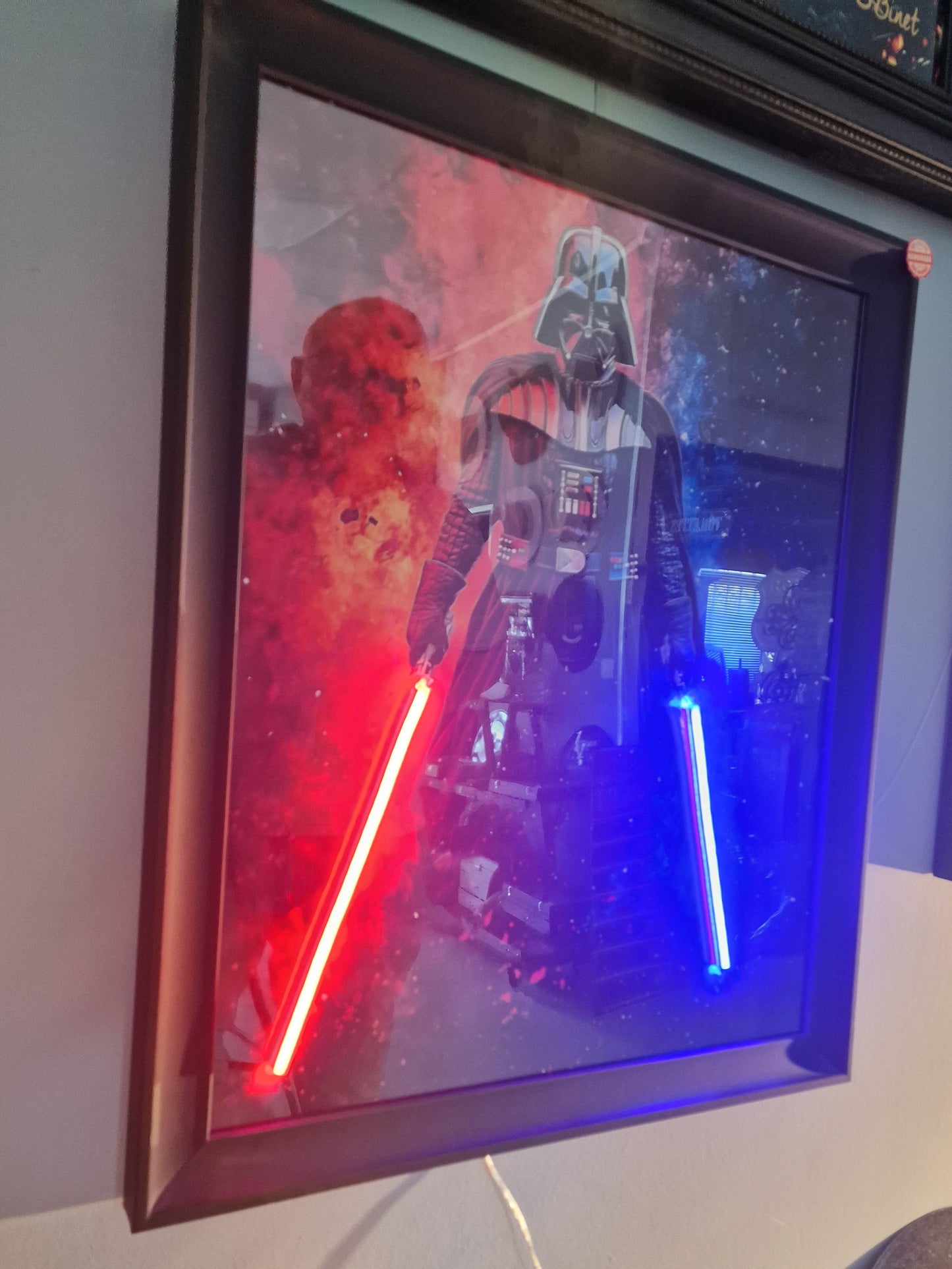 Cadre Lumineux Dark Vador™ 40x50 cm – Sabres LED Rouge & Bleu – Décoration Murale Inspirée Star Wars