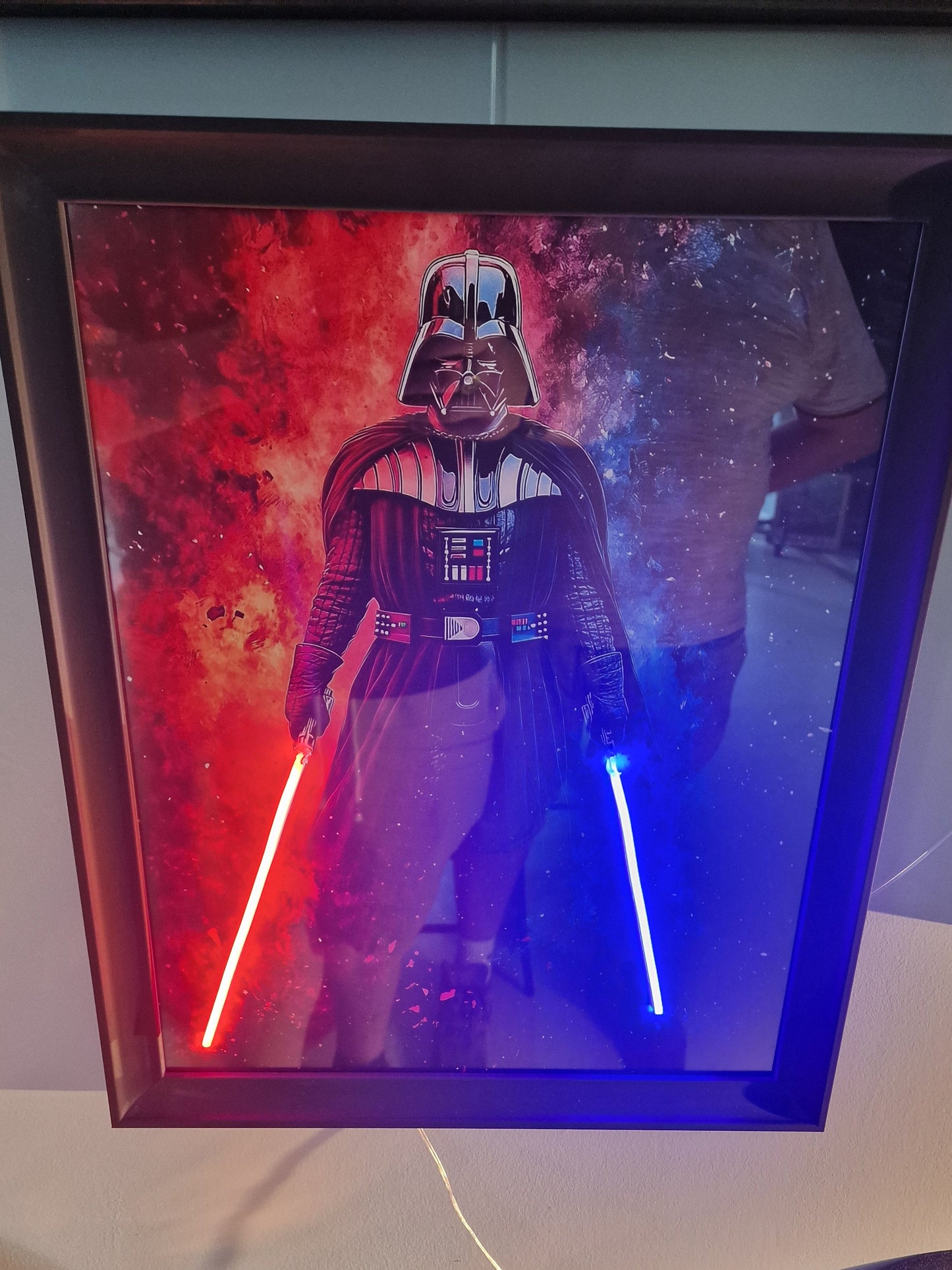Cadre Lumineux Dark Vador™ 40x50 cm – Sabres LED Rouge & Bleu – Décoration Murale Inspirée Star Wars