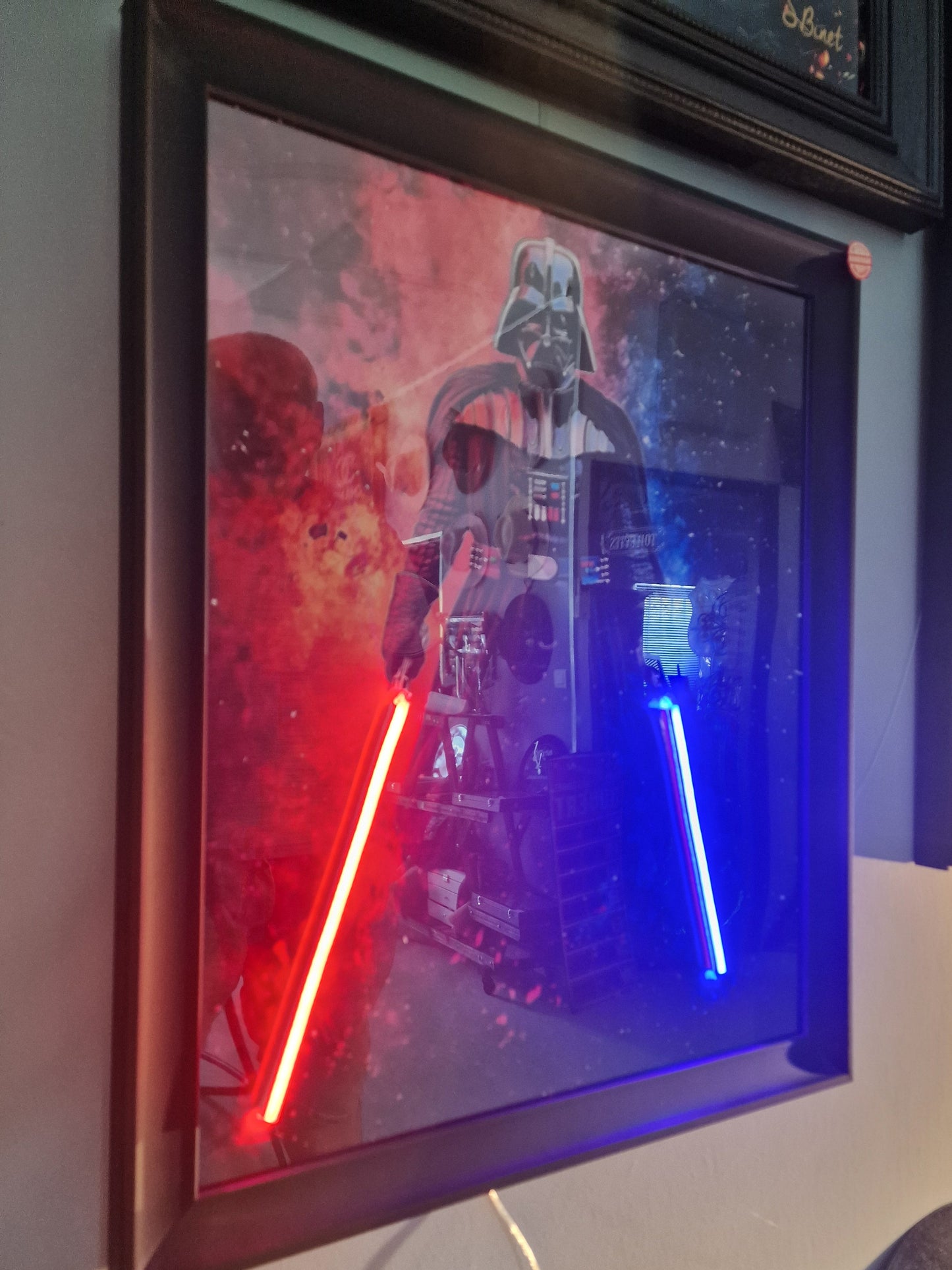 Cadre Lumineux Dark Vador™ 40x50 cm – Sabres LED Rouge & Bleu – Décoration Murale Inspirée Star Wars