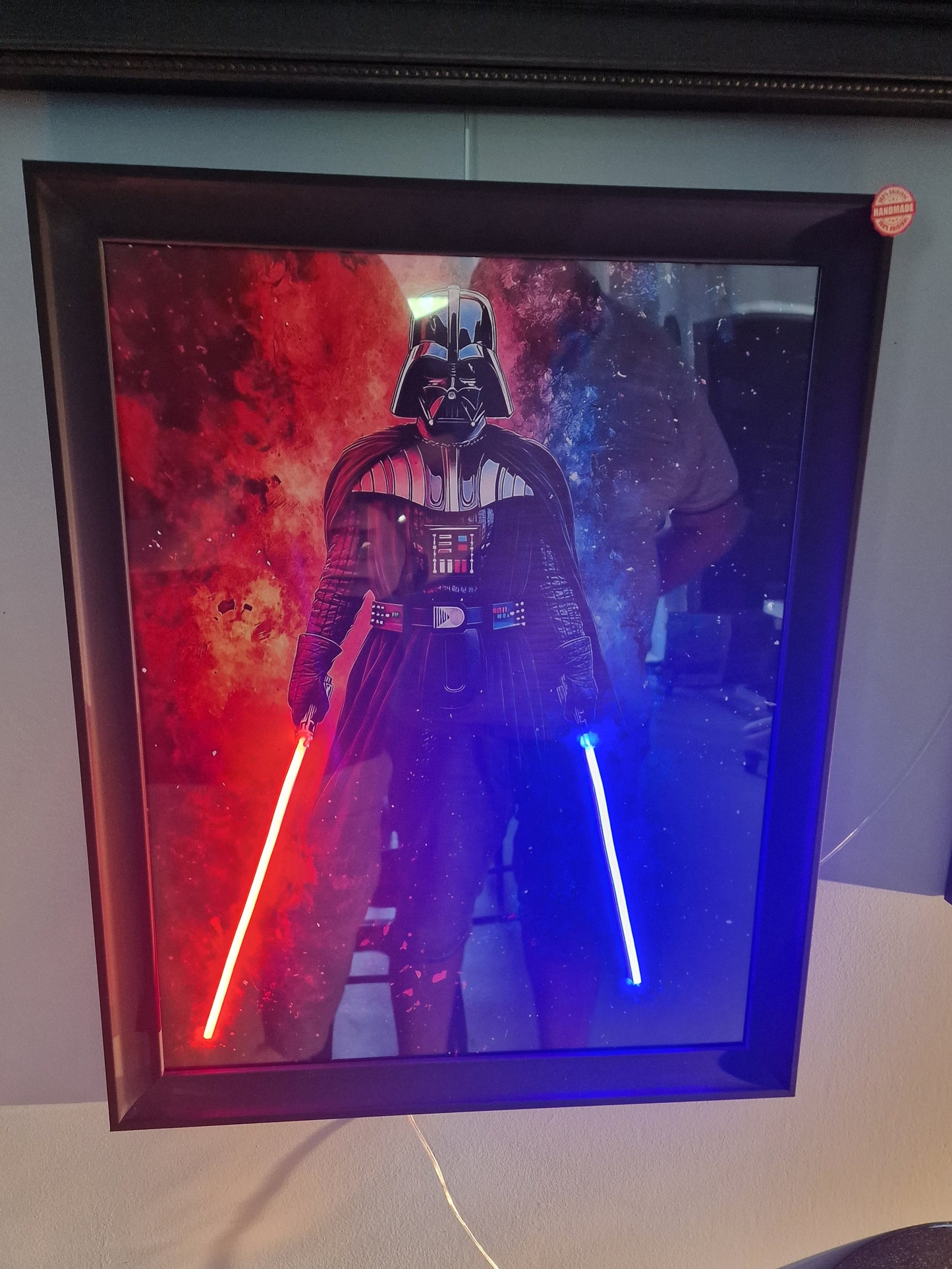 Cadre Lumineux Dark Vador™ 40x50 cm – Sabres LED Rouge & Bleu – Décoration Murale Inspirée Star Wars