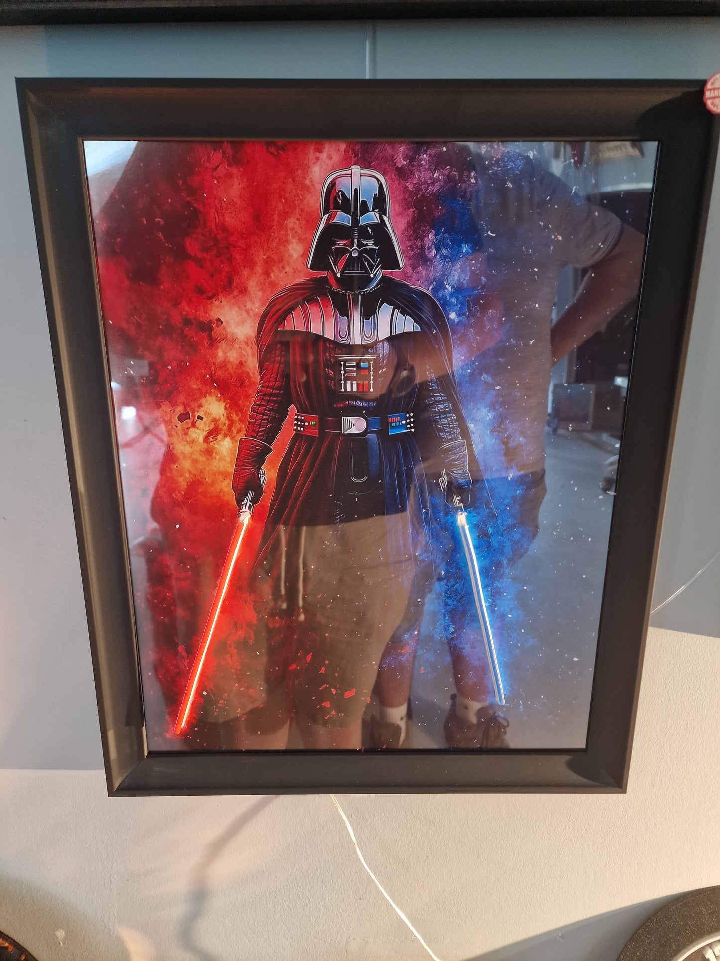 Cadre Lumineux Dark Vador™ 40x50 cm – Sabres LED Rouge & Bleu – Décoration Murale Inspirée Star Wars