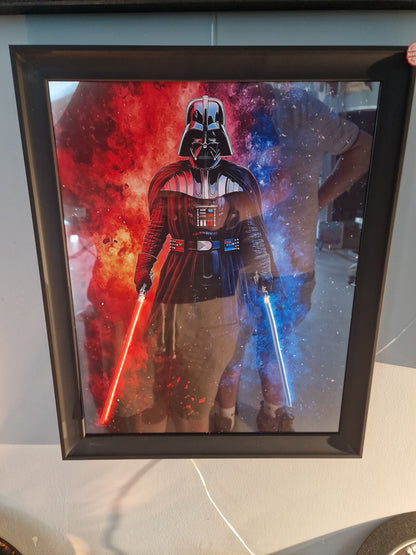 Cadre Lumineux Dark Vador™ 40x50 cm – Sabres LED Rouge & Bleu – Décoration Murale Inspirée Star Wars