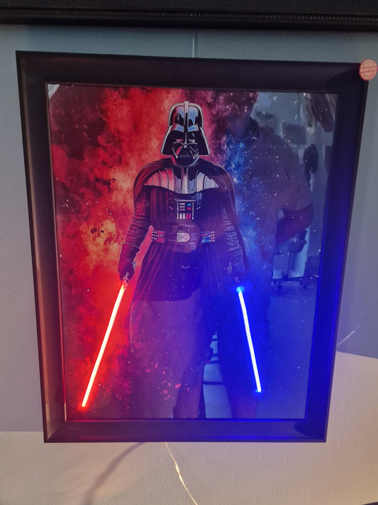 Cadre Lumineux Dark Vador™ 40x50 cm – Sabres LED Rouge & Bleu – Décoration Murale Inspirée Star Wars