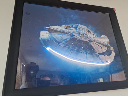 Cadre Lumineux Faucon Millenium 40x50 cm – Propulseurs LED – Décoration Murale Inspirée Star Wars