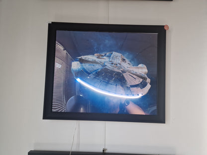 Cadre Lumineux Faucon Millenium 40x50 cm – Propulseurs LED – Décoration Murale Inspirée Star Wars