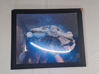 Cadre Lumineux Faucon Millenium 40x50 cm – Propulseurs LED – Décoration Murale Inspirée Star Wars