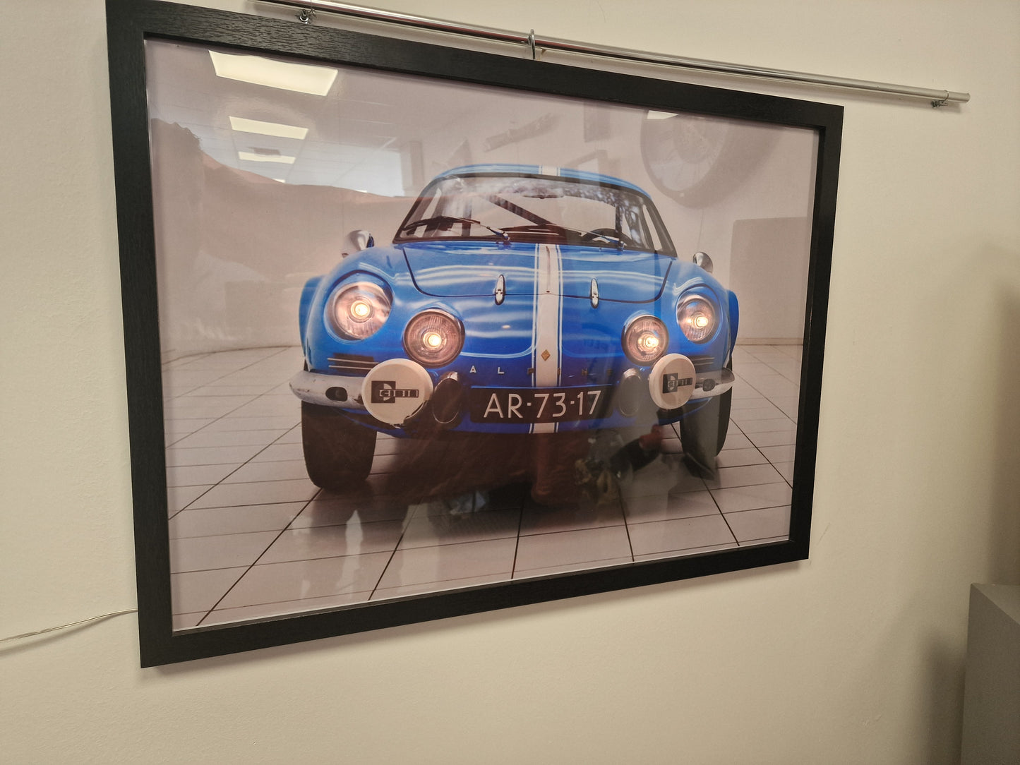 Cadre Photographie Alpine A110 avec phares lumineux intégrés (Format 54 × 74 cm)