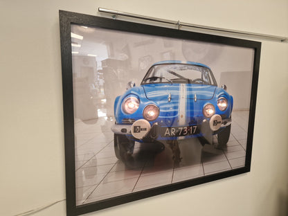 Cadre Photographie Alpine A110 avec phares lumineux intégrés (Format 54 × 74 cm)